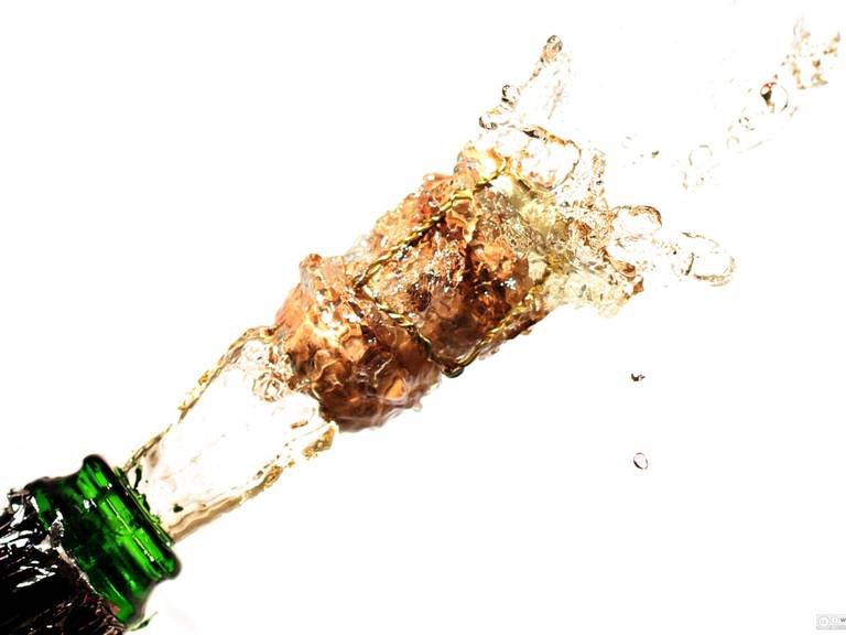 शँपेनचं झाकण उघडताना चूक, विमानाचं इमर्जन्सी लँडिंग करण्याची वेळ