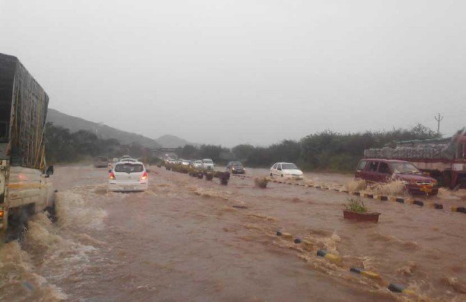 मुसळधार पावसाने ‘एक्स्प्रेस वे’वर वाहतूक विस्कळीत!