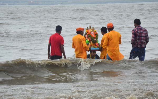 मुंबईत दीड दिवसांच्या बाप्पांना निरोप