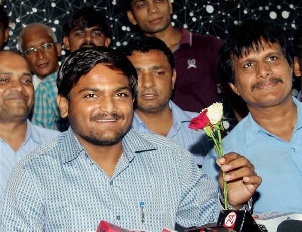 हार्दिक पटेल पोलिसांच्या ताब्यात