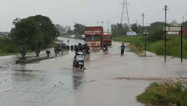 परतीच्या पावसाने धास्तावलेल्या शेतकरीराजाला दिला शुक्रवारी सुखद धक्का !