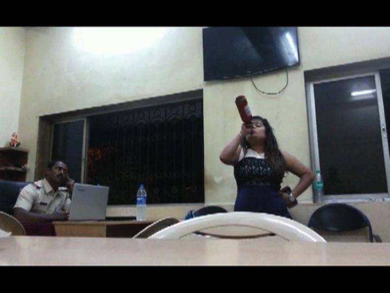 पोलीस ठाण्यात दारु पिऊन तरुणीचा राडा