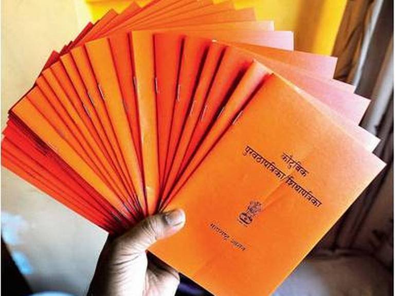 पालघरमध्ये रेशन कार्डसाठी महिला अधिकाऱ्यासमोर वृद्ध पुरुष निर्वस्त्र