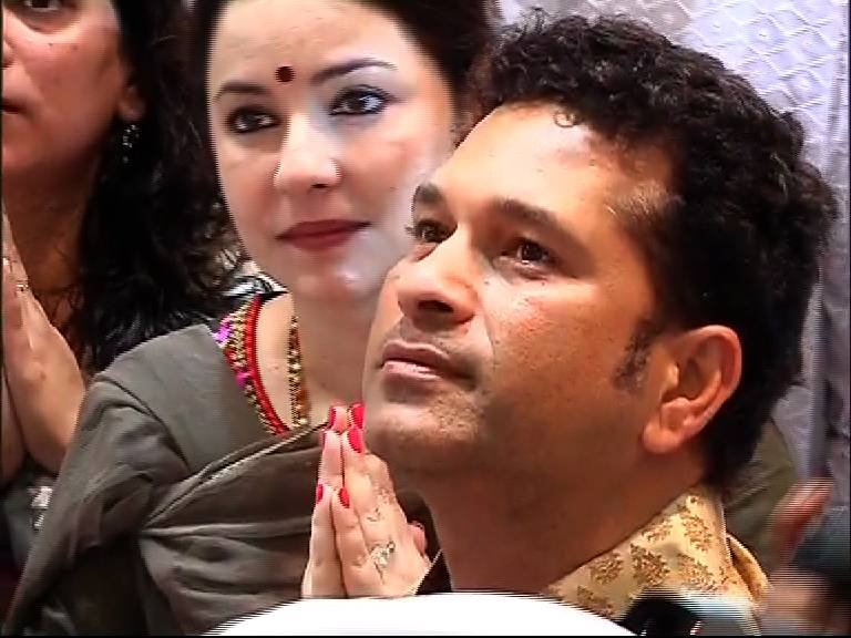 क्रिकेटचा देव अर्थात मास्टर ब्लास्टर सचिन तेंडुलकरही लालबागच्या राजाच्या चरणी झाला लीन