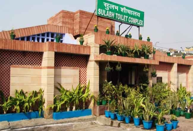 महिलेचे रौद्ररूप पाहताच आरटीओतील अधिकाऱ्याने शौचालयात स्वतःला घेतले कोंडून