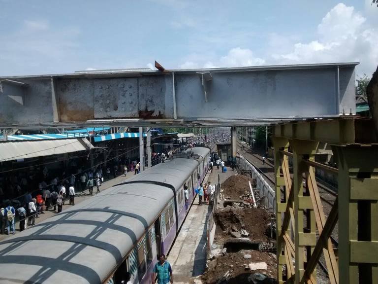 अखेर 21 तासानंतर पश्चिम रेल्वे रुळावर!