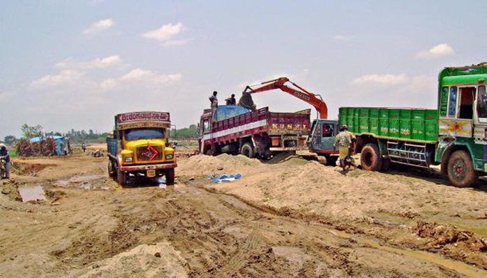 वाळू माफियांनी तहसिलदाराच्या अंगावर घातला ट्रक