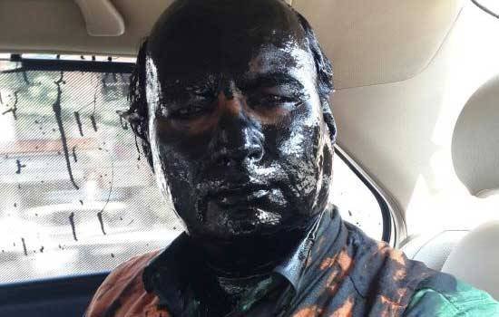 कसुरींच्या पुस्तक प्रकाशनाचा वाद : सुधींद्र कुलकर्णी यांच्यावर शाईफेक