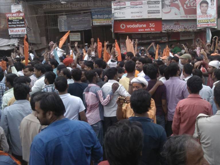 लाठी हल्ल्यानंतर तोडफोड जाळपोळ, वाराणसीमध्ये तणाव