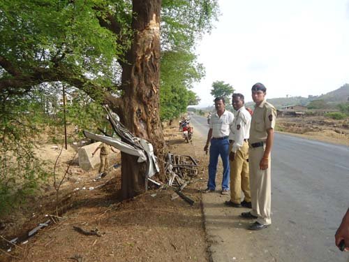 मुंबई-गोवा महामार्गावर बसला अपघात, १५ जखमी