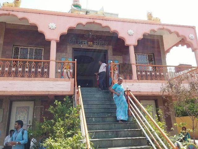 मंदिराच्या पायरीवर चप्पल काढली, वृद्धास बेदम मारहाण