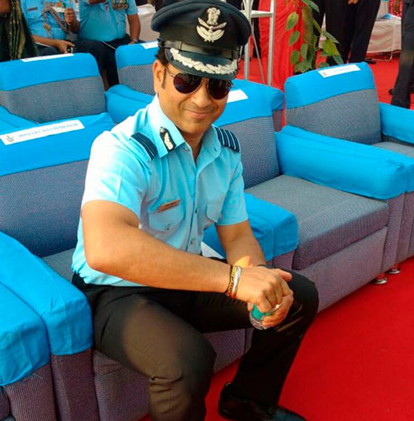 हवाईदल स्थापनादिनी सचिनला ग्रुप कॅप्टन पदाने सन्मानित