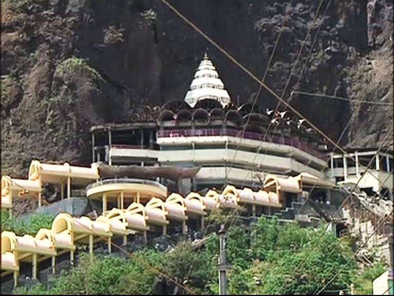 सप्तश्रुंगीच्या दर्शनासाठी गडावर पायी येणाऱ्या भाविकांना दोन रुपयांचा कर