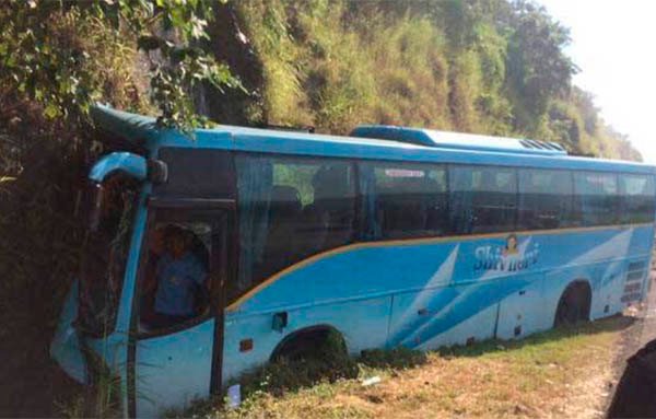 शिवनेरी बसला अपघात, १ ठार, ९ जखमी