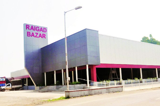 रायगड बाजारचे नवीन बांधकाम हटवण्यास सुरुवात