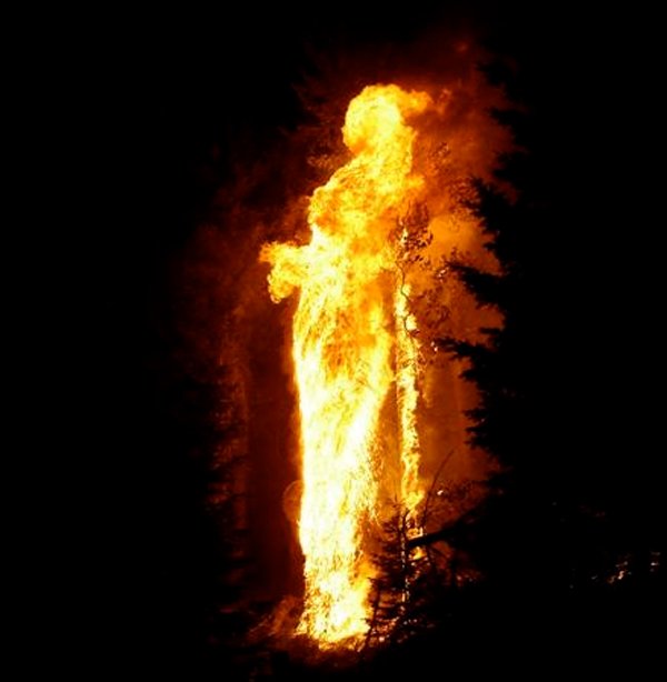 फडणवीसांच्या नागपुरात तरुणीला जिवंत पेटवले?