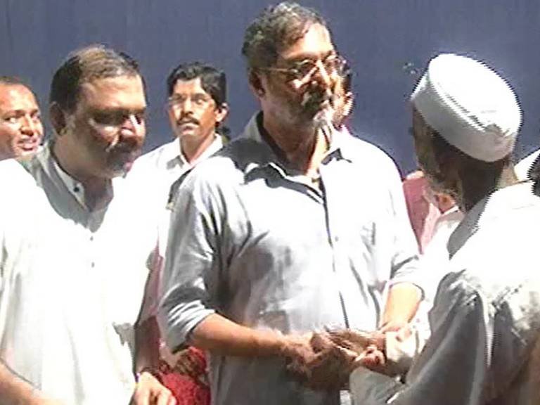 नाना पाटेकर, मकरंदनी गाव घेतलं दत्तक