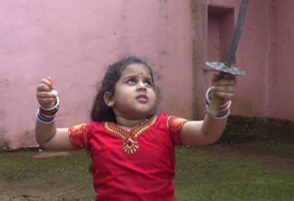 नयनताराराजेंच्या हस्ते प्रतापगडावरील भवानी मातेची पूजा, शिवरायांची चौदावी पिढी पाहण्यासाठी तुफान गर्दी