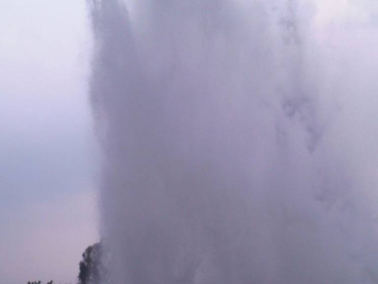 दुष्काळात तेरावा महिना, सोलापुरात पाईपलाईन फुटून लाखो लीटर पाणी वाया