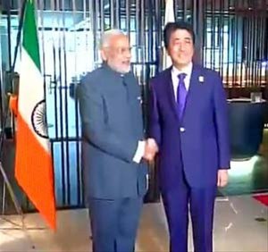 मोदी-आबे भेटीवेळी फडकला भारताचा उलटा झेंडा