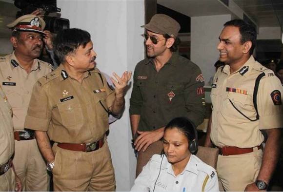 वाहतूक पोलिसांच्या मोहिमेत हृतिक रोशन सहभागी