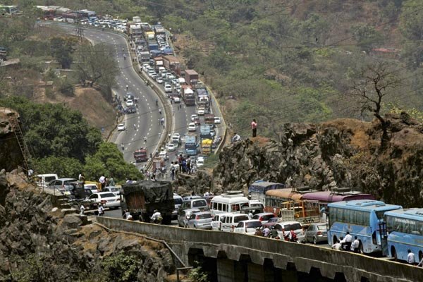 खोपोलीजवळील ट्रक-कंटेनर अपघातात चालकाचा मृत्यू