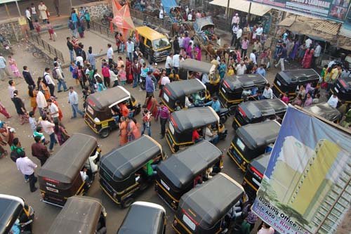 १११ वाहनांविरुद्ध गुन्हा १३ अ‍ॅटोरिक्षांवर जप्तीची कारवाई
