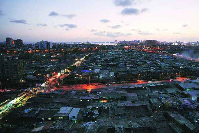 धारावीतील रहिवाशांना ३५० चौरस फुटांचे मोफत घर