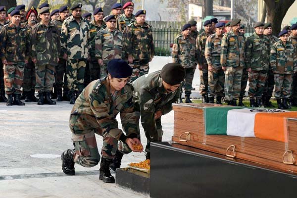शहीद कर्नल संतोष महाडिक यांना लष्कराची मानवंदना