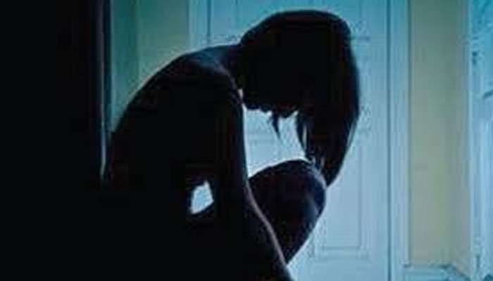 नववीतील मुलगी शाळेच्या शौचालयात झाली बाळांत