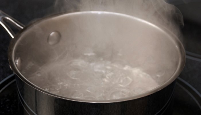 राग अनावर झाल्याने पत्नीने पतीला शिकविला धडा, झोपला असताना ओतले उकळते पाणी