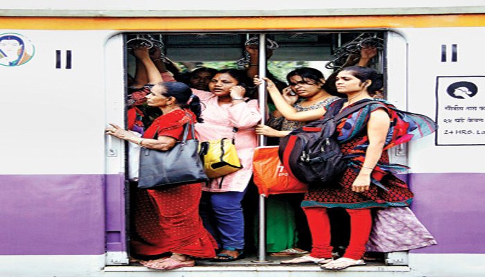 लोकलनं प्रवास करणा-या महिलांना कशाची भीती वाटते?