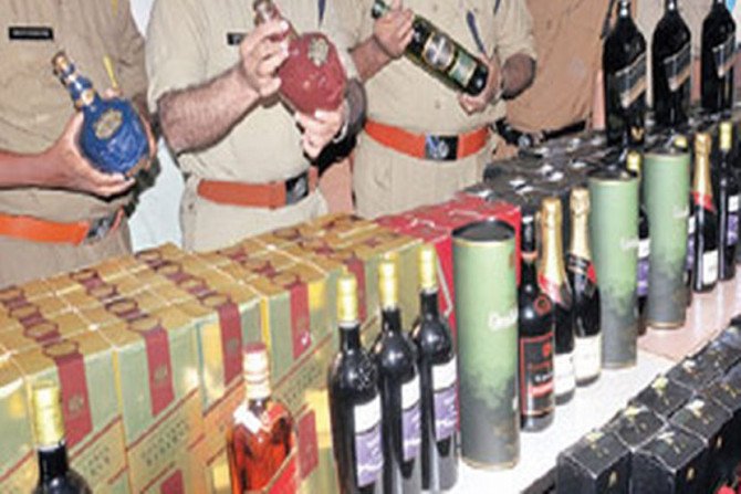 बनावट विदेशी मद्य तयार करणाऱ्यांना अटक