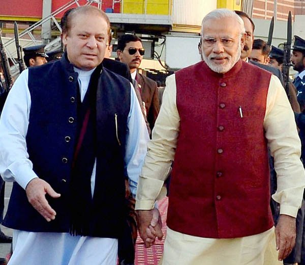 शरीफ यांना शुभेच्छा देऊन मोदी दिल्लीत