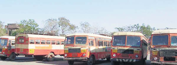 राज्यातील एसटी कर्मचारी संपावर, प्रवाशांची गैरसोय