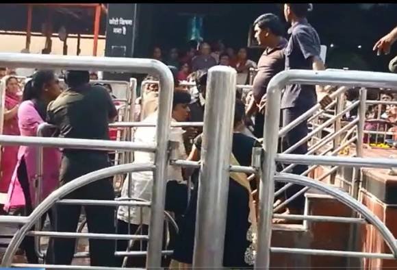 शनिच्या चौथऱ्यावर जाण्याचा महिलांचा प्रयत्न, सुरक्षारक्षकांची आडकाठी