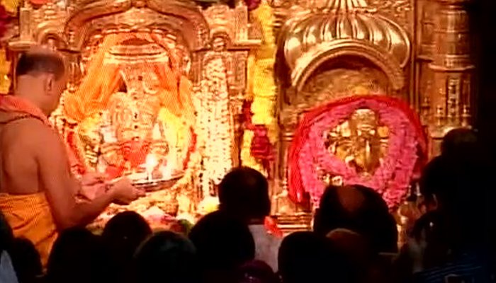 नववर्षानिमित्त सिद्धिविनायक, शिर्डीत भक्तांची गर्दी
