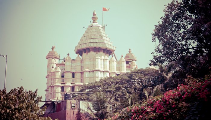 आत्महत्याग्रस्त कुटुंबातील मुलांना ‘सिद्धिविनायका’ची मदत!