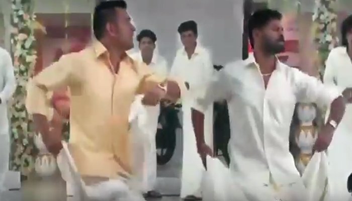 धोनीचा प्रभुदेवासोबत लुंगी डान्स