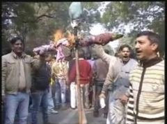 केजरीवालांच्या घराबाहेर वेतनासाठी आंदोलन