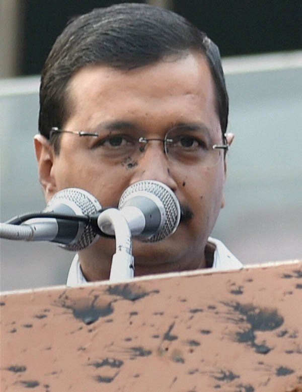 महिलेची केजरीवालांवर शाईफेक