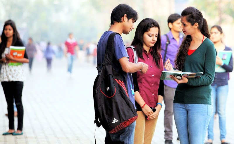 पुस्तकं जवळ ठेवून मुलांना परीक्षा देऊ द्या