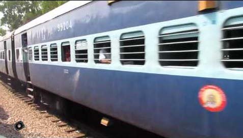 बिहारमध्ये धावत्या ट्रेनमधून दोन महिलांना ढकलले