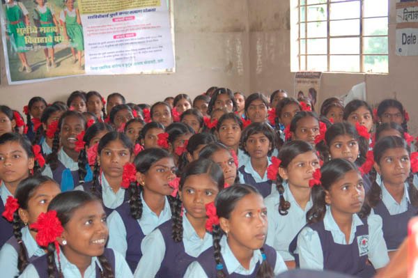 नौदल अधिका-यांनी घेतले १०७ आदिवासी मुलींना दत्तक