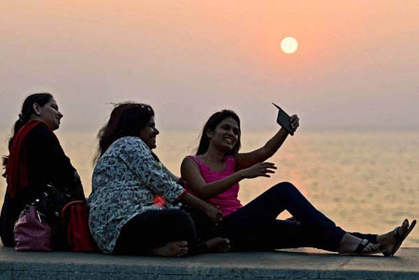 सेल्फी काढा, पण जबाबदारीने वागा