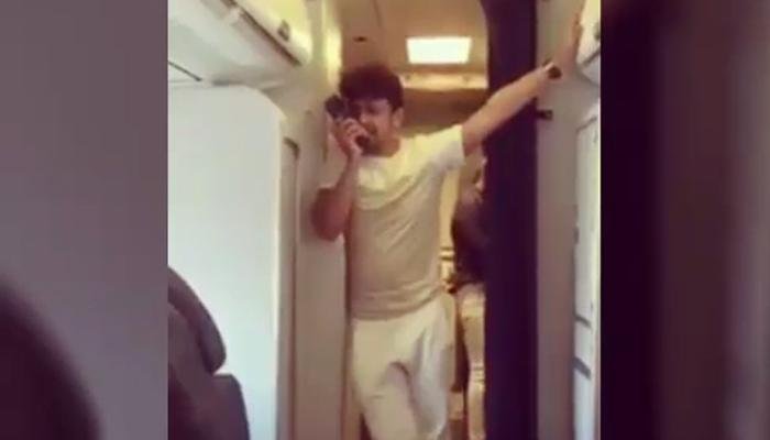 सोनूच्या विमानातल्या गाण्याची क्रू मेम्बर्सना चुकवावी लागली किंमत!