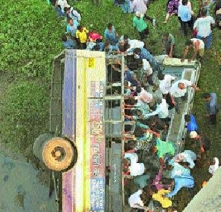 बस नदीत कोसळून ३७ प्रवासी ठार
