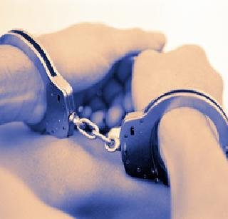 तरुणींसोबत अश्लील चाळे करणारा अटकेत