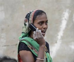 गुजरातेत गावात महिलांना मोबाईल वापरास बंदी