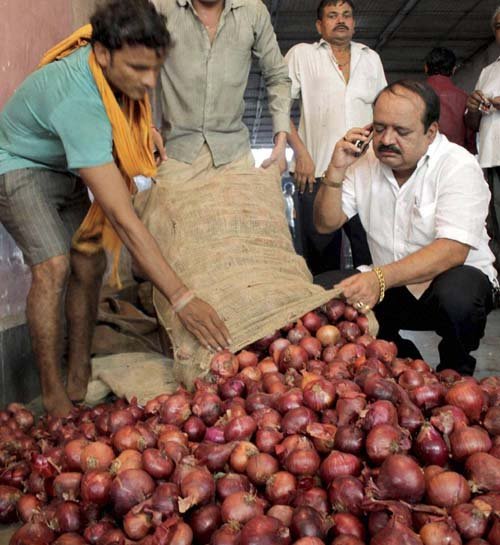 कांदा घाऊक बाजारात ४ ते ७ रुपये किलो
